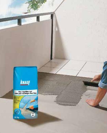 Après avoir pris les mesures du support et réparti les carreaux, gâcher p. ex. la colle pour carrelages Flex Knauf avec le mixer. Veiller absolument à encoller toute la surface