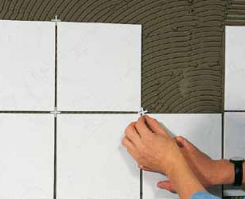 L’utilisation de croisillons vous garantit un espacement identique entre les carreaux L’utilisation de croisillons vous garantit un espacement identique entre les carreaux