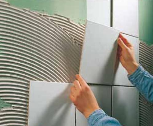 Glisser les carreaux dans le lit de colle et presser. Contrôler occasionnellement le carrelage fraîchement posé en le soulevant pour vous assurer qu’il est recouvert à 80% Glisser les carreaux dans le lit de colle et presser. Contrôler occasionnellement le carrelage fraîchement posé en le soulevant pour vous assurer qu’il est recouvert à 80%
