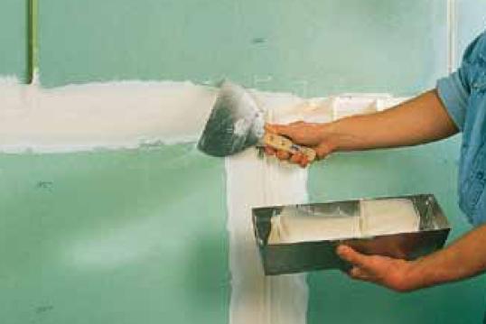 Dès que le mur est entièrement recouvert, il reste à jointoyer avec du Knauf Uniflott ou Knauf Jointfiller. Pour ce faire, utiliser la spatule à manche tournevis. Comme couche de finition, vous avez le choix entre la pâte prête à l’emploi Knauf F2F ou l’enduit fin Knauf Jointfinisher ou jointoyer et lisser avec Knauf Filler Pasta. Pour renforcer les coins sortants, utiliser la cornière d’angle en alu ou Corner Bead Knauf