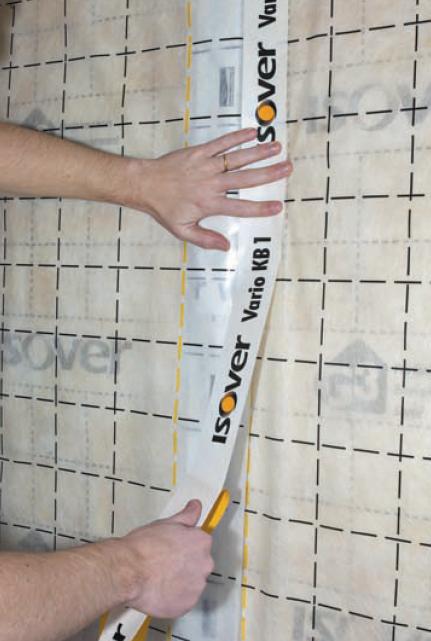 Sur une membrane positionnée sans plis, les raccords entre lés s’effectuent à l’aide de bandes adhésives. Les percements effectués pour souffler l’isolant en cellulose sont également calfeutrés Sur une membrane positionnée sans plis, les raccords entre lés s’effectuent à l’aide de bandes adhésives. Les percements effectués pour souffler l’isolant en cellulose sont également calfeutrés