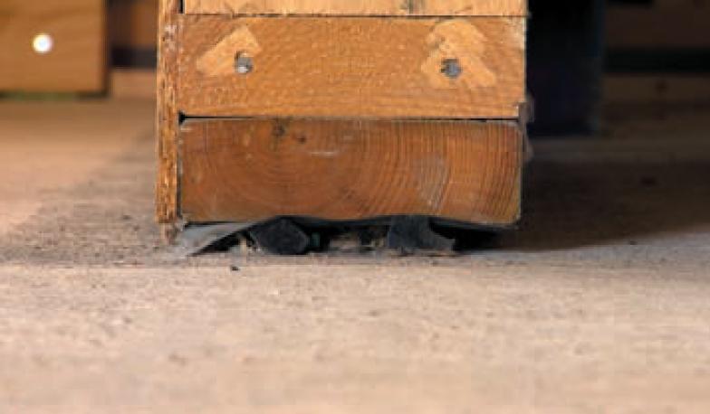 Une barrière d’étanchéité à l’air doit être positionnée entre deux matériaux tels que bois et béton Une barrière d’étanchéité à l’air doit être positionnée entre deux matériaux tels que bois et béton