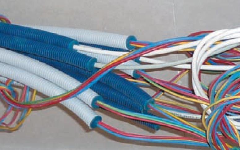 Lorsque le tableau électrique est hors volume chauffé, un bouchon étanche doit être placé entre câble et fourreau afin d’éviter les entrées d’air Lorsque le tableau électrique est hors volume chauffé, un bouchon étanche doit être placé entre câble et fourreau afin d’éviter les entrées d’air