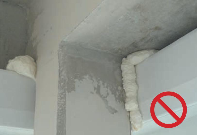 La structure porteuse en béton est localisée devant le bandeau vitré. Sur les plans et coupes, le coffret de volet roulant file devant le poteau. Sur le chantier l’implantation n’est pas exacte et empêche la mise en oeuvre continue du système. Les solutions correctives à l’aide de mousse expansive sont complexes à mettre en oeuvre et insuffisantes pour un résultat performant La structure porteuse en béton est localisée devant le bandeau vitré. Sur les plans et coupes, le coffret de volet roulant file devant le poteau. Sur le chantier l’implantation n’est pas exacte et empêche la mise en oeuvre continue du système. Les solutions correctives à l’aide de mousse expansive sont complexes à mettre en oeuvre et insuffisantes pour un résultat performant