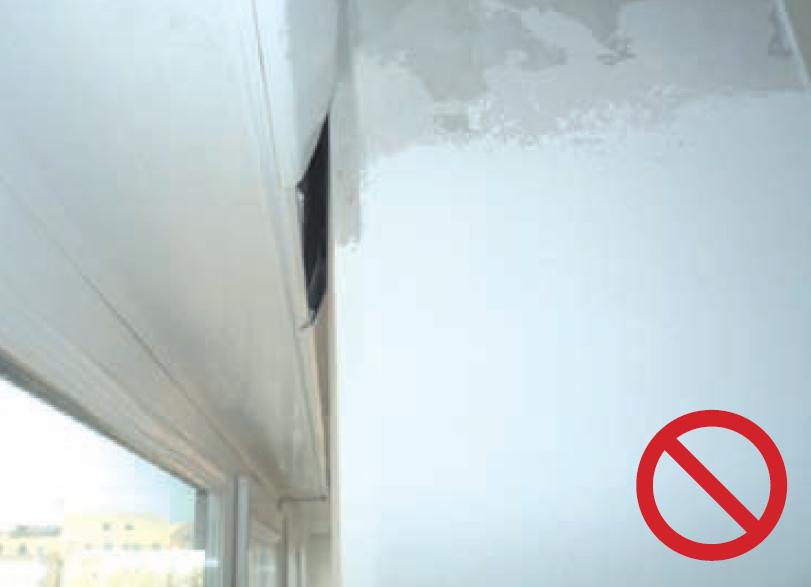 La structure porteuse en béton est localisée devant le bandeau vitré. Sur les plans et coupes, le coffret de volet roulant file devant le poteau. Sur le chantier l’implantation n’est pas exacte et empêche la mise en oeuvre continue du système. Les solutions correctives à l’aide de mousse expansive sont complexes à mettre en oeuvre et insuffisantes pour un résultat performant La structure porteuse en béton est localisée devant le bandeau vitré. Sur les plans et coupes, le coffret de volet roulant file devant le poteau. Sur le chantier l’implantation n’est pas exacte et empêche la mise en oeuvre continue du système. Les solutions correctives à l’aide de mousse expansive sont complexes à mettre en oeuvre et insuffisantes pour un résultat performant