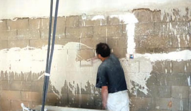 La mise en oeuvre d’un enduit/revêtement technique intérieur projeté sur des éléments de maçonnerie permet de les rendre étanches à l’air La mise en oeuvre d’un enduit/revêtement technique intérieur projeté sur des éléments de maçonnerie permet de les rendre étanches à l’air
