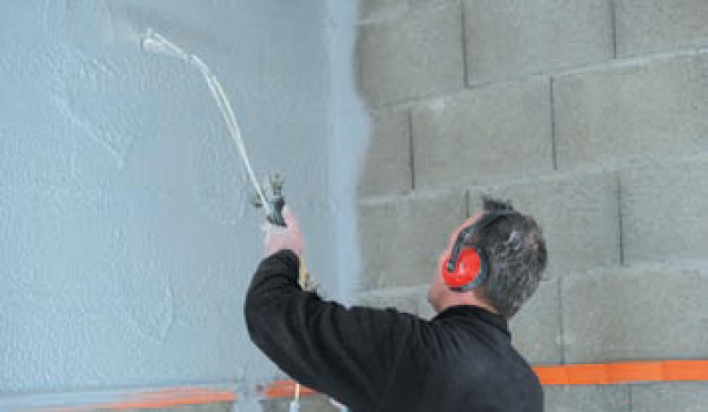 La mise en oeuvre d’un enduit/revêtement technique intérieur projeté sur des éléments de maçonnerie permet de les rendre étanches à l’air La mise en oeuvre d’un enduit/revêtement technique intérieur projeté sur des éléments de maçonnerie permet de les rendre étanches à l’air