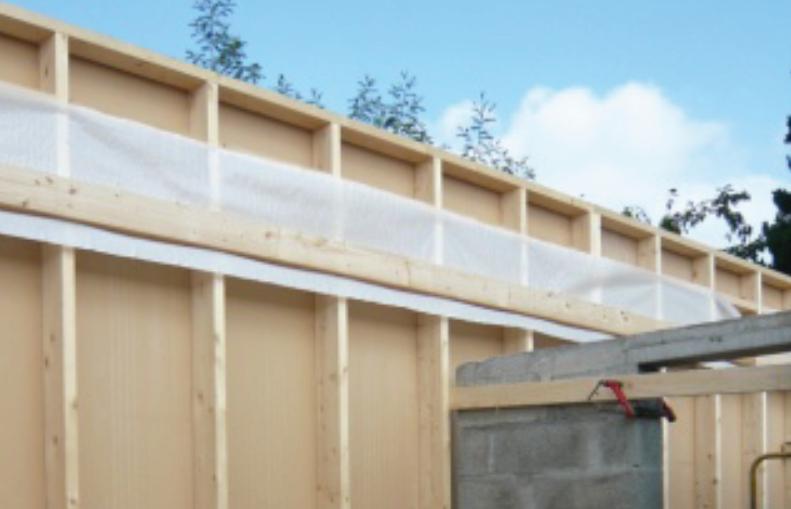 La membrane positionnée au moment de la mise en oeuvre des lisses de plancher intermédiaire facilite le raccord par la suite avec la membrane mise en mur bas et haut. Cette anticipation peut demander une coordination particulière entre plusieurs corps d’état (charpentier et plaquiste par exemple) La membrane positionnée au moment de la mise en oeuvre des lisses de plancher intermédiaire facilite le raccord par la suite avec la membrane mise en mur bas et haut. Cette anticipation peut demander une coordination particulière entre plusieurs corps d’état (charpentier et plaquiste par exemple)