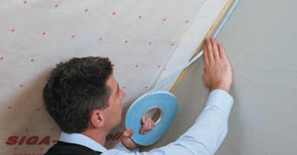 Une barrière d’étanchéité à l’air doit être positionnée entre deux matériaux tels que bois et béton Quel que soit l’ordre de mise en oeuvre entre enduit et membrane, des produits spécifiques permettent d’effectuer le raccord entre ces matériaux