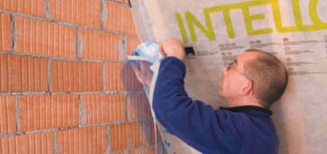 Une barrière d’étanchéité à l’air doit être positionnée entre deux matériaux tels que bois et béton Quel que soit l’ordre de mise en oeuvre entre enduit et membrane, des produits spécifiques permettent d’effectuer le raccord entre ces matériaux