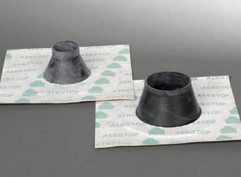 La traversée d’une membrane par une gaine électrique ou un conduit doit être étanchée pour retrouver la continuité du plan d’étanchéité à l’air La traversée d’une membrane par une gaine électrique ou un conduit doit être étanchée pour retrouver la continuité du plan d’étanchéité à l’air