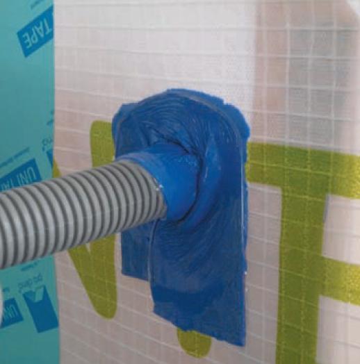 La traversée d’une membrane par une gaine électrique ou un conduit doit être étanchée pour retrouver la continuité du plan d’étanchéité à l’air La traversée d’une membrane par une gaine électrique ou un conduit doit être étanchée pour retrouver la continuité du plan d’étanchéité à l’air