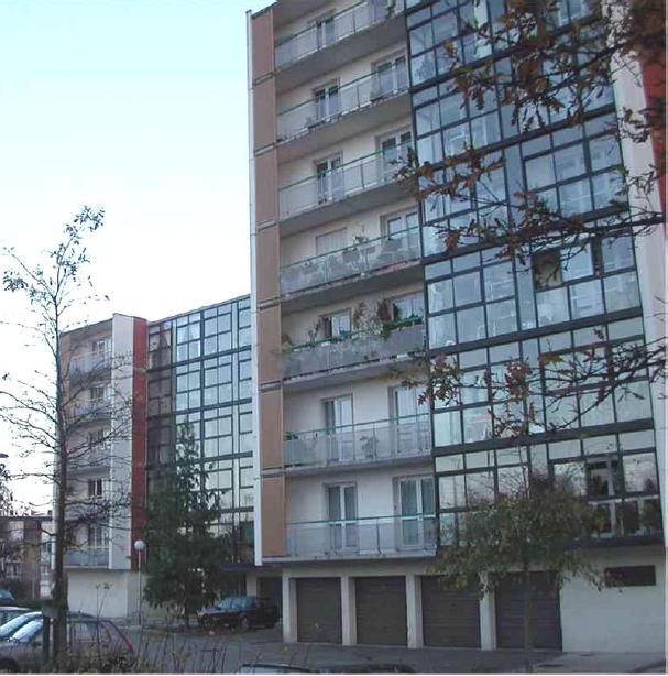 Fermeture de loggias sur la façade d’un immeuble de logements collectifs Fermeture de loggias sur la façade d’un immeuble de logements collectifs