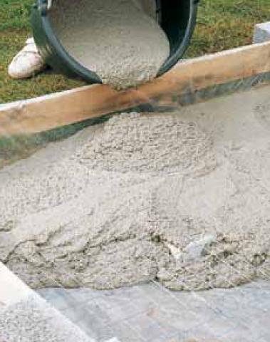 Etaler Knauf Béton préparé. Préparer assez de mortier pour pouvoir couler la dalle en une fois. À l’aide du marteau, frapper sur le coffrage afin d’éviter des bulles d’air dans le béton