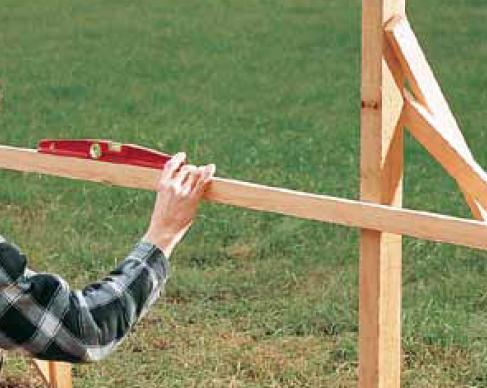 Aux extrémités du mur à construire, placer des poteaux de référence. Indiquer sur les poteaux la hauteur exacte des différentes rangées de briques. Tenir compte de la hauteur moyenne des briques et de l’épaisseur du joint horizontal (± 10 mm)