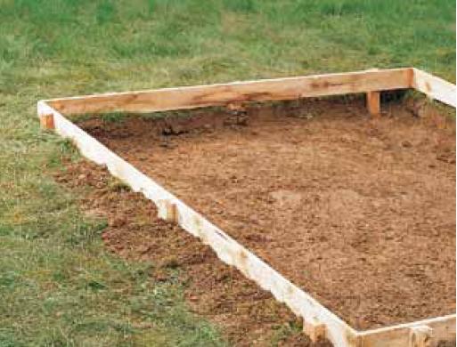 Indiquer l’endroit exact de la dalle en béton. Construire sur le périmètre un coffrage à l’aide de planches en bois et de piquets tous les 50 cm. Mettre le coffrage à niveau. Tenir compte d’une certaine inclinaison afin de garantir l’écoulement des eaux de pluie