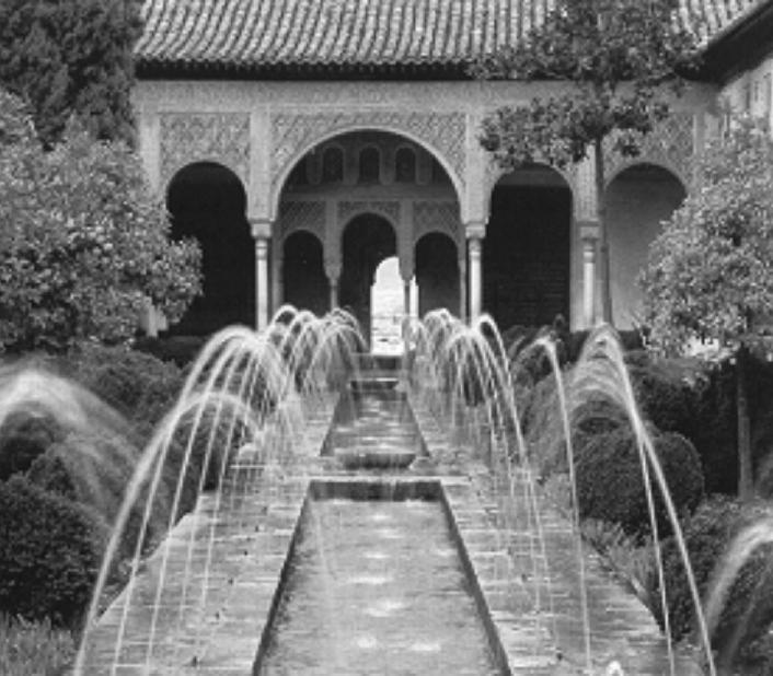 Patio de l'Acequia du Generalife à Grenade (Espagne)