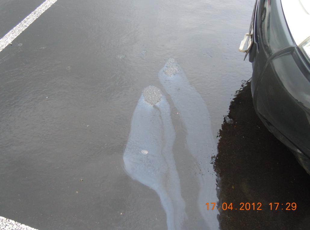 Pollution de l'eau pluviale d'un parking par la présence d'hydrocarbure (déchet de véhicules)