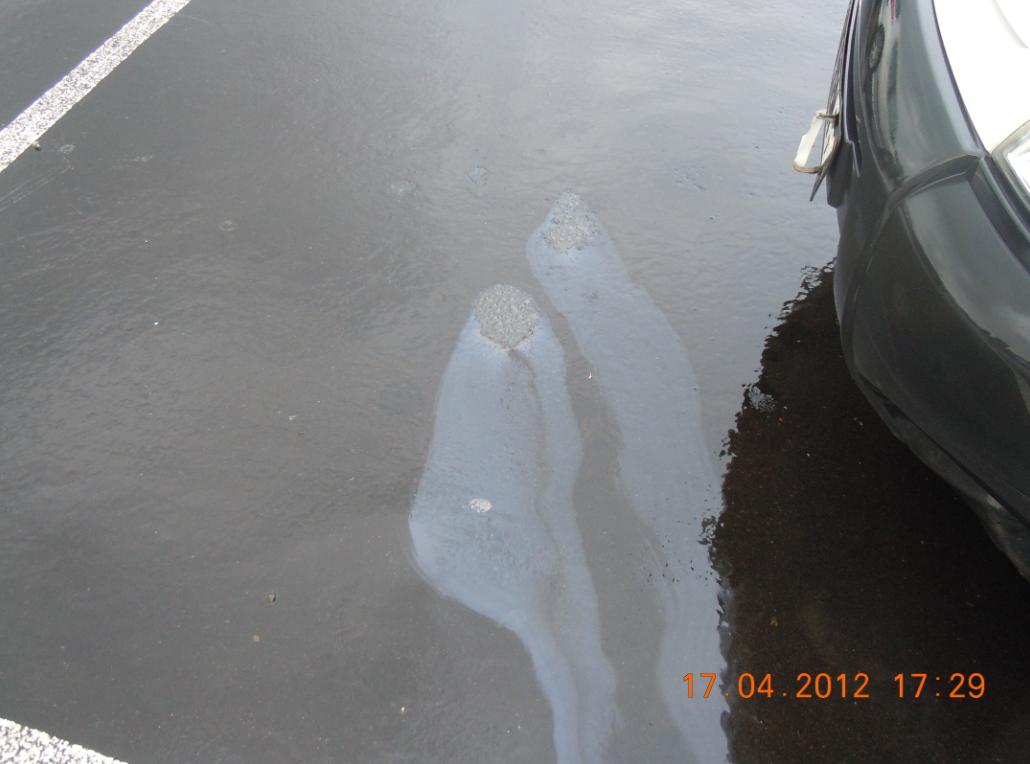 Pollution de l'eau pluviale d'un parking par la présence d'hydrocarbure (déchet de véhicules) Pollution de l'eau pluviale d'un parking par la présence d'hydrocarbure (déchet de véhicules)