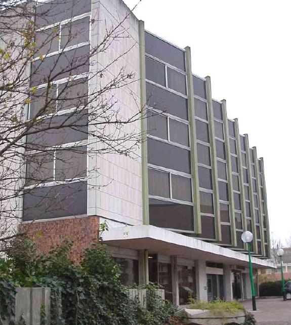 Façade composée d’éléments légers: structure lourde en béton, remplissage des allèges en panneaux sandwichs Façade composée d’éléments légers: structure lourde en béton, remplissage des allèges en panneaux sandwichs