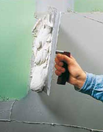 Sur un support sec, étaler uniformément la colle carrelages Knauf à l’aide d’une truelle ou d’une palette, jusqu’à obtention d’une surface régulière. Attention, le temps de mise en oeuvre de la colle pour carrelages est fonction de la température Sur un support sec, étaler uniformément la colle carrelages Knauf à l’aide d’une truelle ou d’une palette, jusqu’à obtention d’une surface régulière. Attention, le temps de mise en oeuvre de la colle pour carrelages est fonction de la température