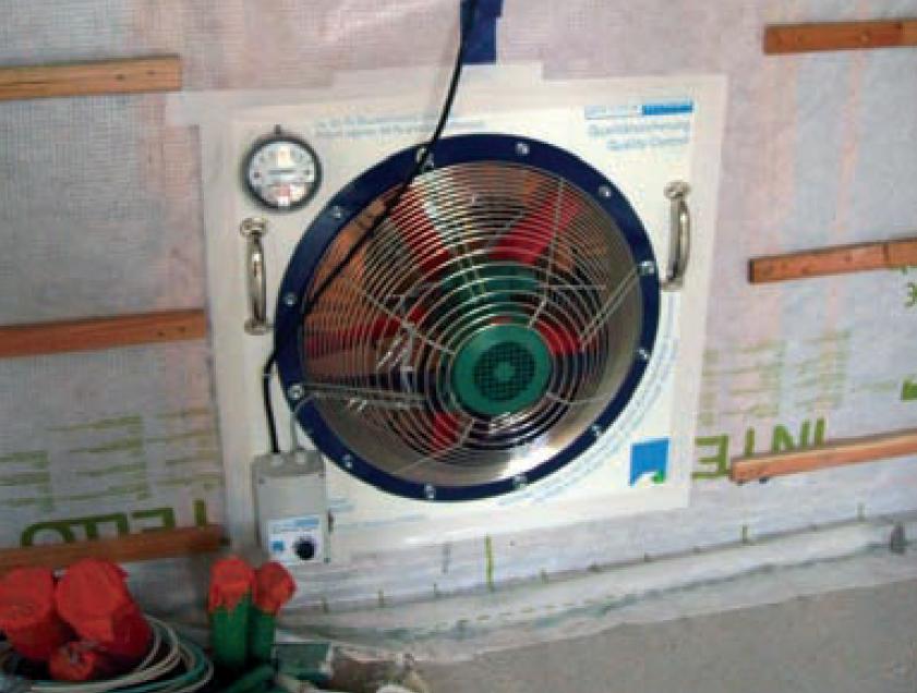 Les entreprises travaillant sur le système d’étanchéité à l’air peuvent s’équiper d’un matériel de mesure simplifié permettant la recherche de fuites afin de s’autocontrôler tout au long du chantier Les entreprises travaillant sur le système d’étanchéité à l’air peuvent s’équiper d’un matériel de mesure simplifié permettant la recherche de fuites afin de s’autocontrôler tout au long du chantier