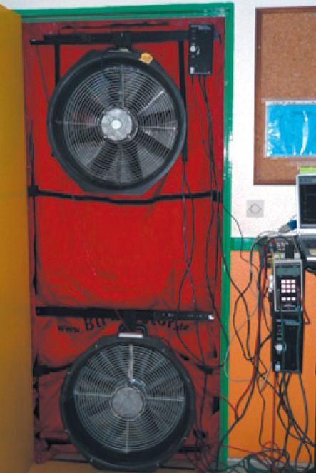 Le matériel de test s’installe sur une ouverture du bâtiment et comporte en général plusieurs ventilateurs, un manomètre (mesure de pression) et un logiciel informatique de pilotage de la mesure Le matériel de test s’installe sur une ouverture du bâtiment et comporte en général plusieurs ventilateurs, un manomètre (mesure de pression) et un logiciel informatique de pilotage de la mesure
