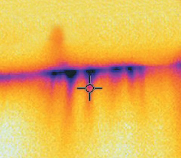 L’utilisation d’une caméra thermographique (quand les conditions climatiques le permettent) lors d’un test d’infiltrométrie permet de visualiser les passages d’air : des formes de « flamme » plus froides se forment sur les parois L’utilisation d’une caméra thermographique (quand les conditions climatiques le permettent) lors d’un test d’infiltrométrie permet de visualiser les passages d’air : des formes de « flamme » plus froides se forment sur les parois