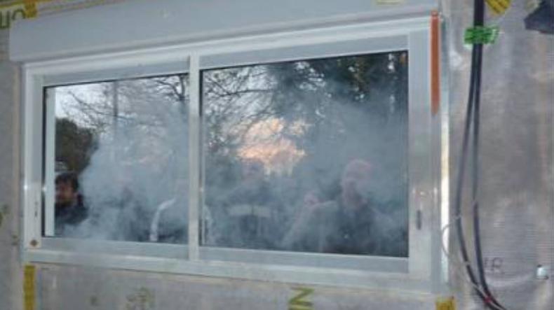 L’emploi d’un fumigène lorsque le bâtiment est en surpression permet de visualiser depuis l’extérieur du bâtiment la fumée s’échappant par les fuites d’air parasites L’emploi d’un fumigène lorsque le bâtiment est en surpression permet de visualiser depuis l’extérieur du bâtiment la fumée s’échappant par les fuites d’air parasites