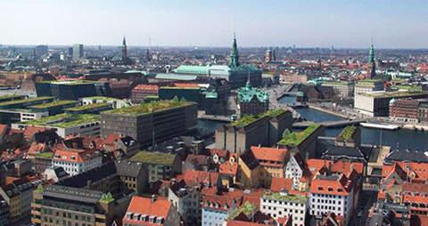 La ville de Copenhague a rendu obligatoires les toitures végétalisées sur les nouvelles constructions. Elle rejoint ainsi Toronto dans le rang des villes vertes vues du ciel. La ville de Copenhague a rendu obligatoires les toitures végétalisées sur les nouvelles constructions. Elle rejoint ainsi Toronto dans le rang des villes vertes vues du ciel.
